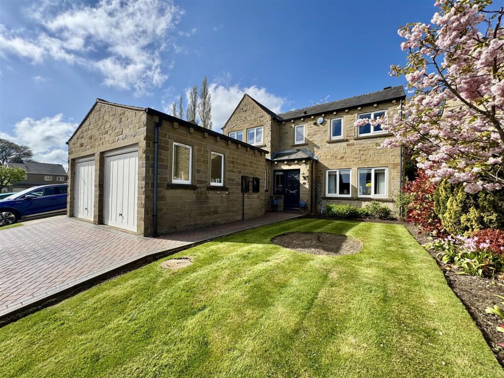 Main image of property: Blacksmiths Fold, Almondbury, Huddersfield, HD5 8XH