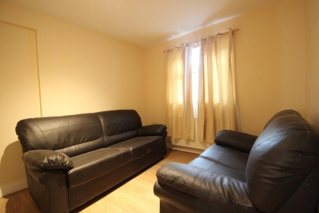 House in High Wycombe, Centre Square, Daws Hill - More