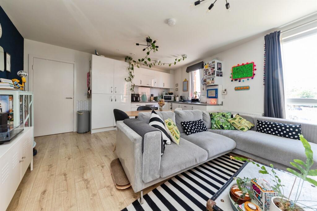 Apartment in East Hertfordshire, Hertford - View 4