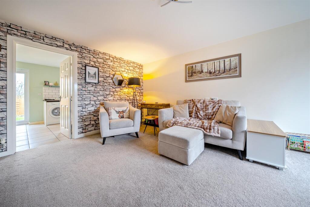 Hawkstone Close, Kidderminster photo 4
