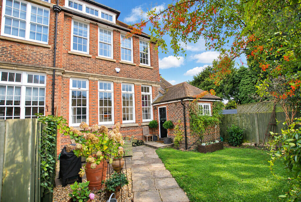 3-bed semi-detached on Mark Street, Reigate, £840,000