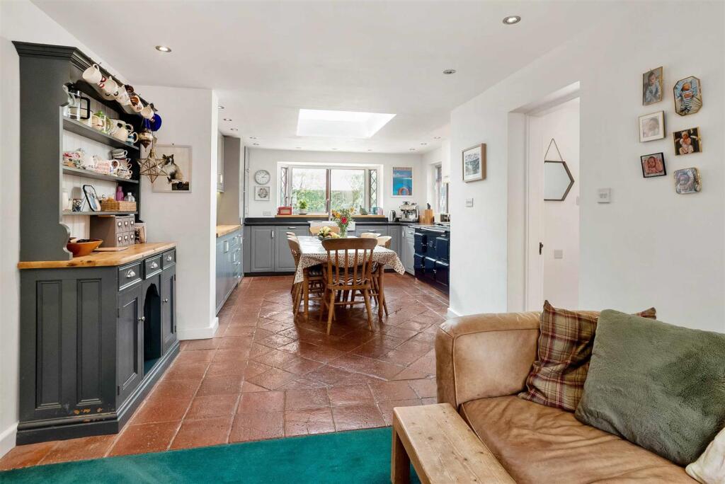House in Stratford-on-Avon, Weethley Gate, Arrow with Weethley CP - More