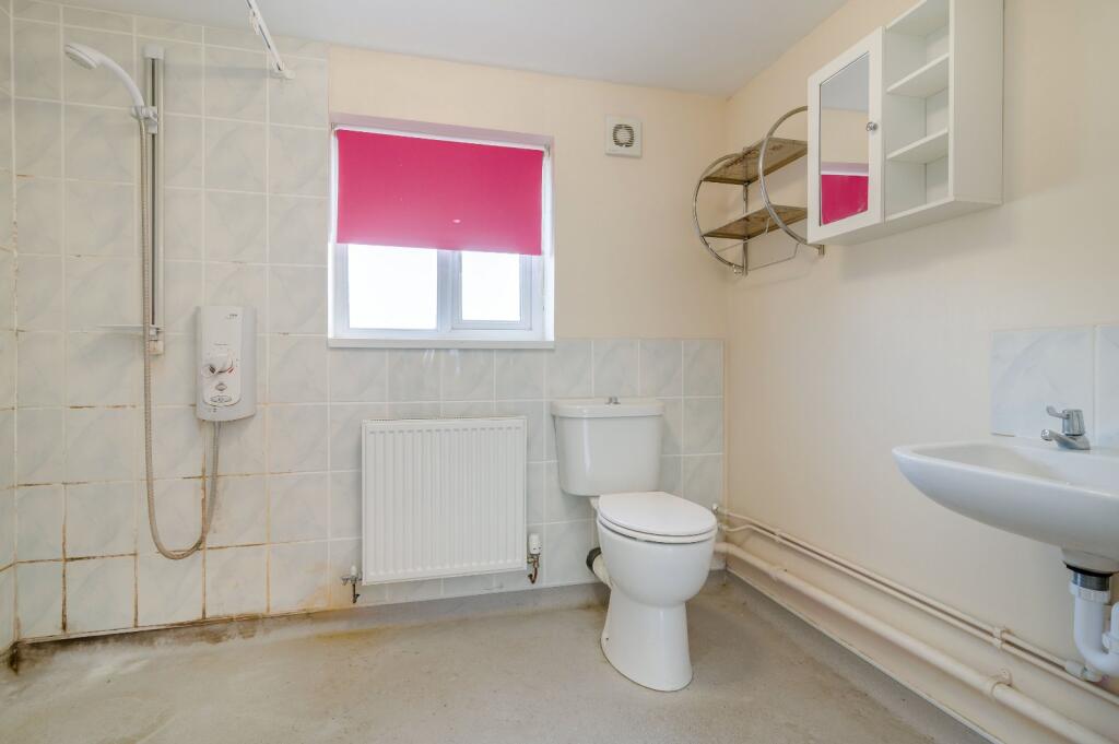 House in Cotswold, Cirencester - More