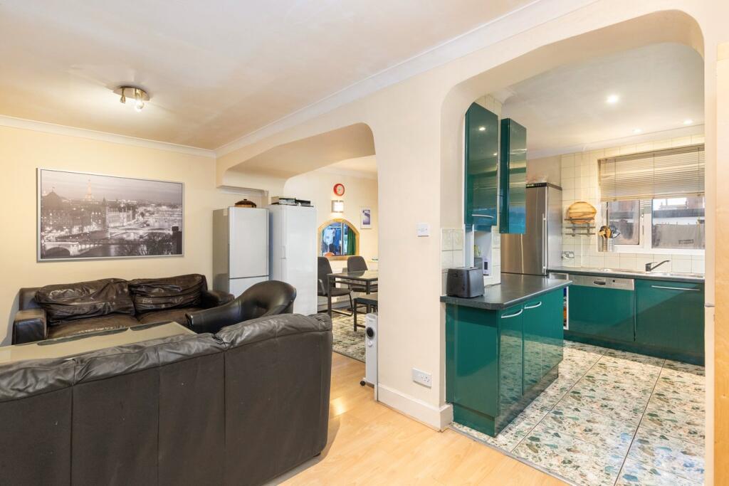 Millais Gardens, Edgware, HA8 photo 3