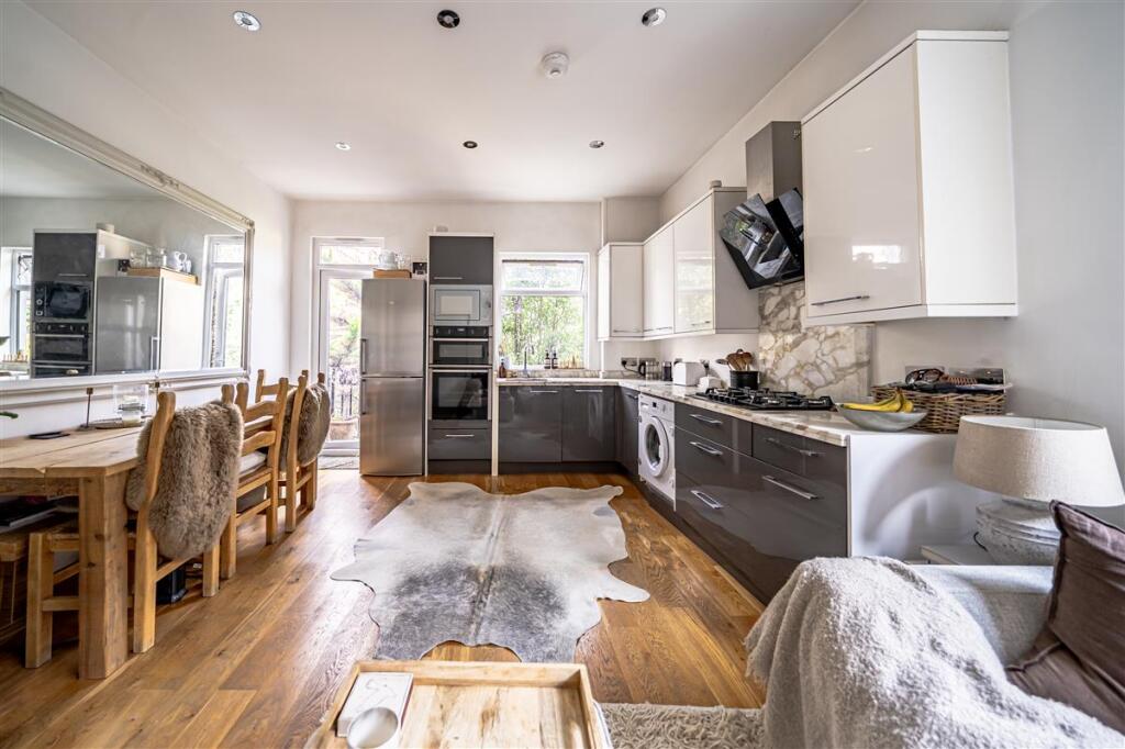 2-bed flat on Pavilion Terrace, Wood Lane, W12, £550,000