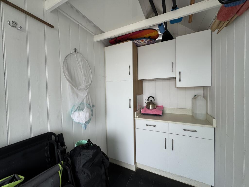 Beach Hut 188, Thorpe Bay, Essex, SS1 photo 4