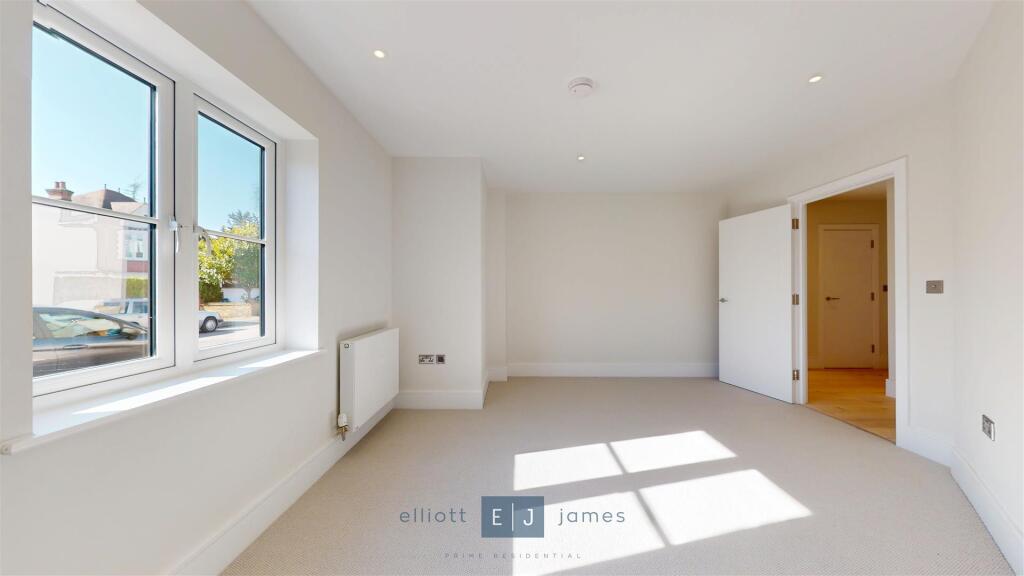 Apartment in Ilford - More