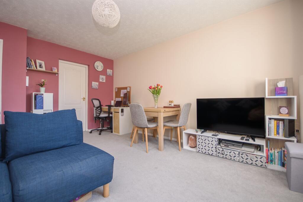 Apartment in Rothwell, North Northamptonshire - View 2