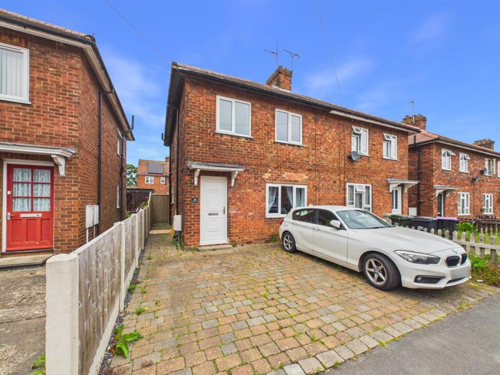 3-bed semi-detached on Keddington Crescent, Louth, £155,000