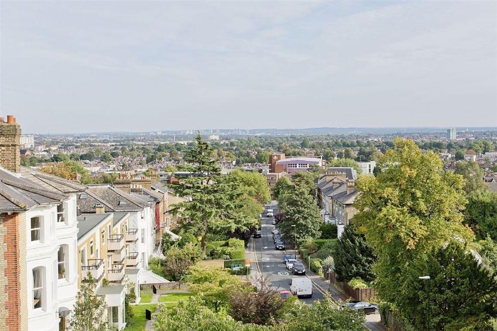 Main image of property: Thornton Hill, SW19: 1 bed 2 rec 1 bath unfurn
