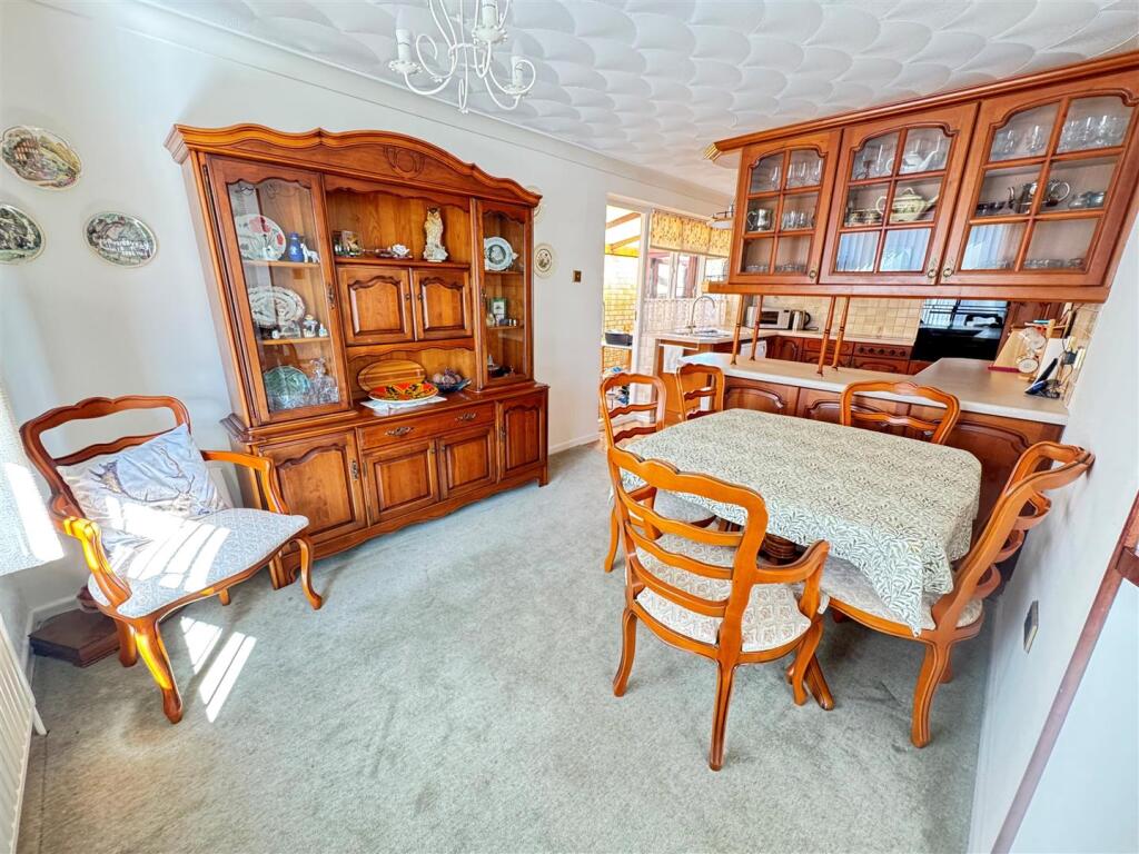 House in Southend-on-Sea - More