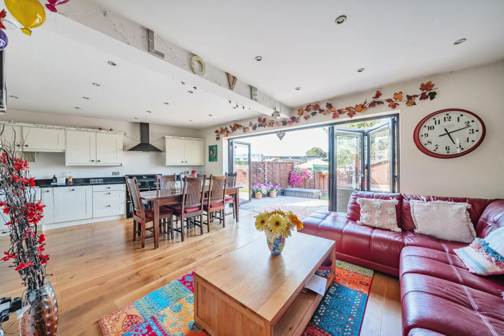 Lansbury Drive, Hayes photo 2