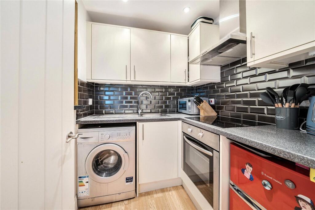 Brewery Lane, Byfleet, West Byfleet, Surrey, KT14 photo 4
