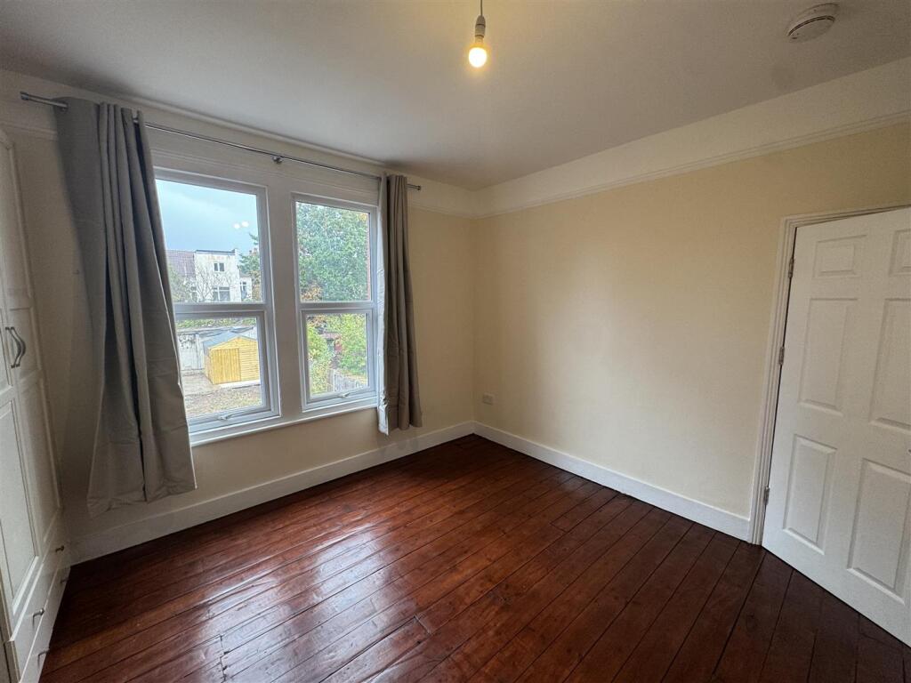 House in London, Bowes Park, Palmers Green - More