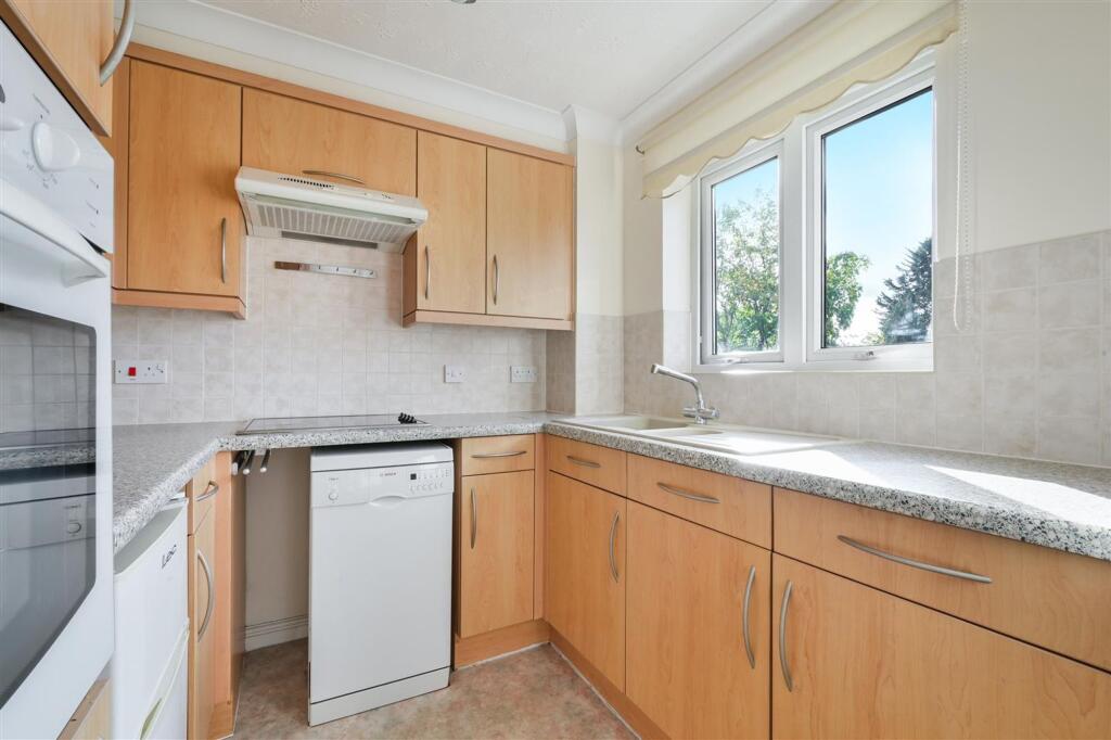 Apartment in Kingston upon Thames - More
