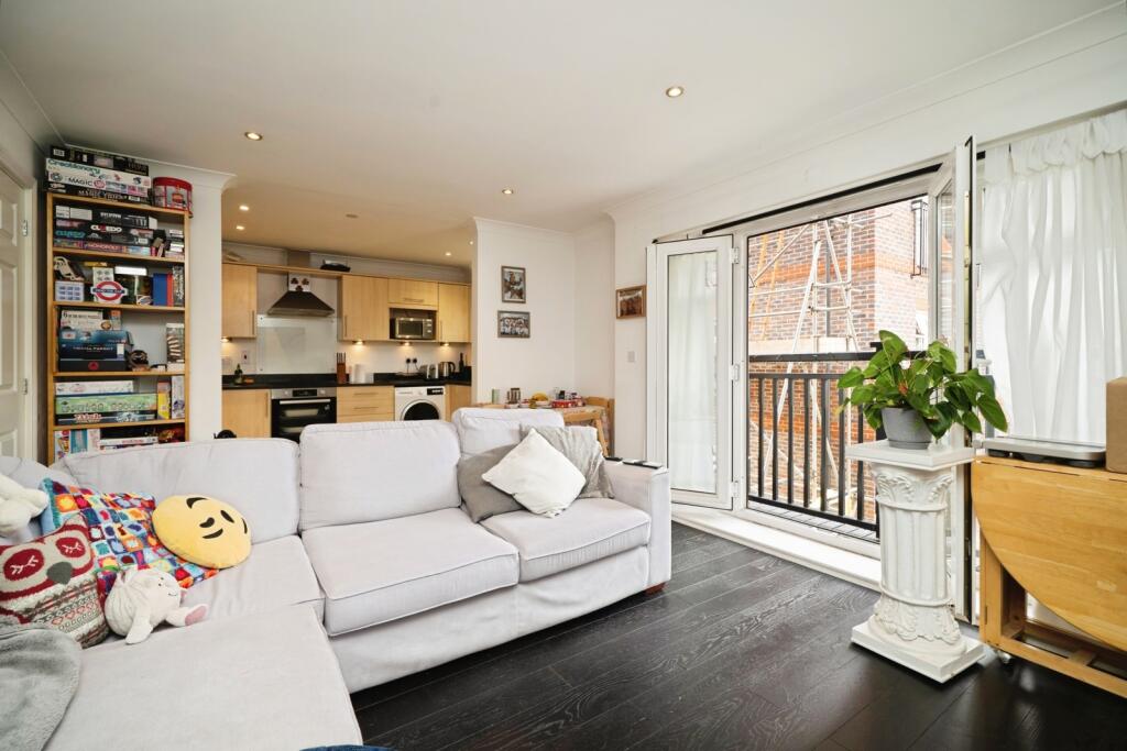 Apartment in Mole Valley, Leatherhead - View 2