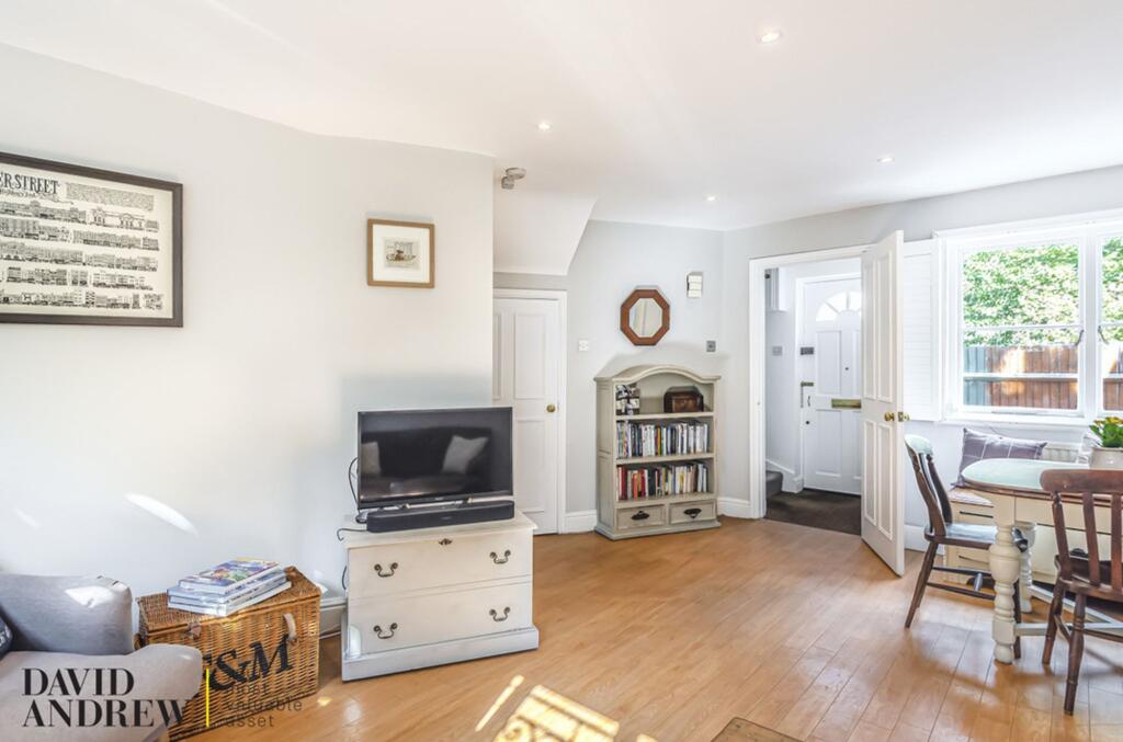 House in London, Taverner Square, Highbury - More