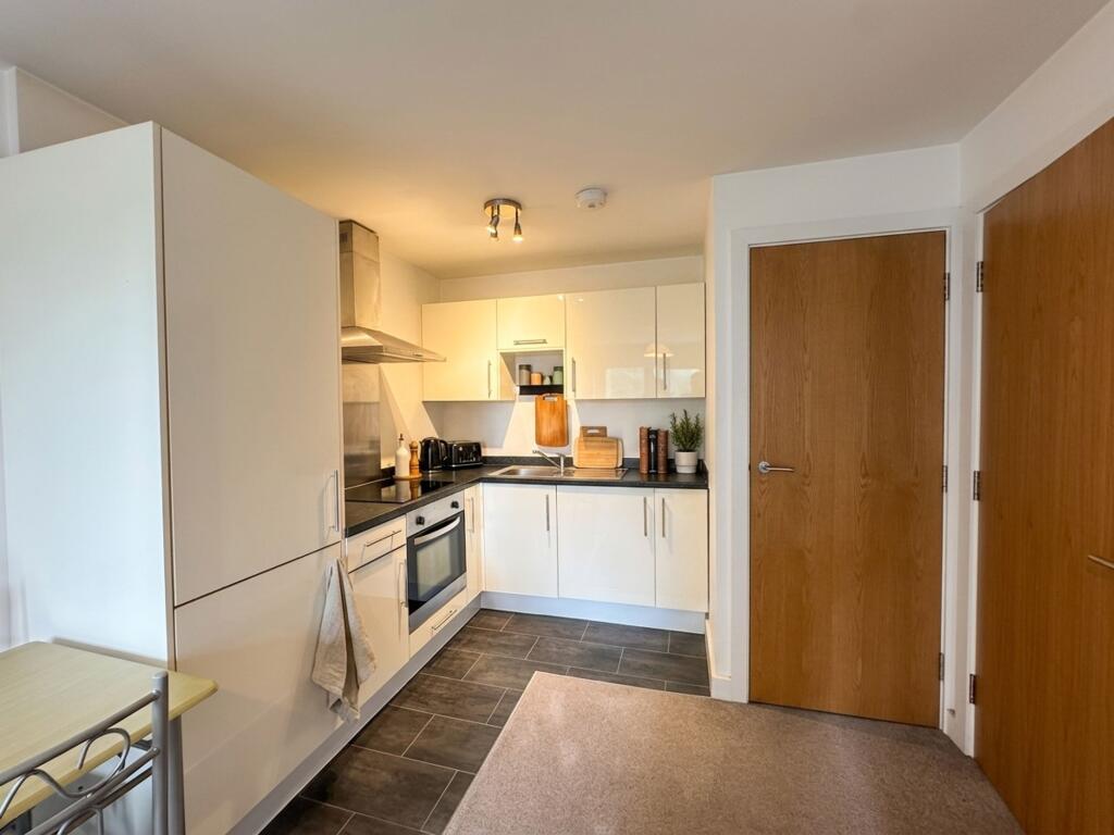 Apartment in Stockport, Heaviley, Shaw Heath - View 2
