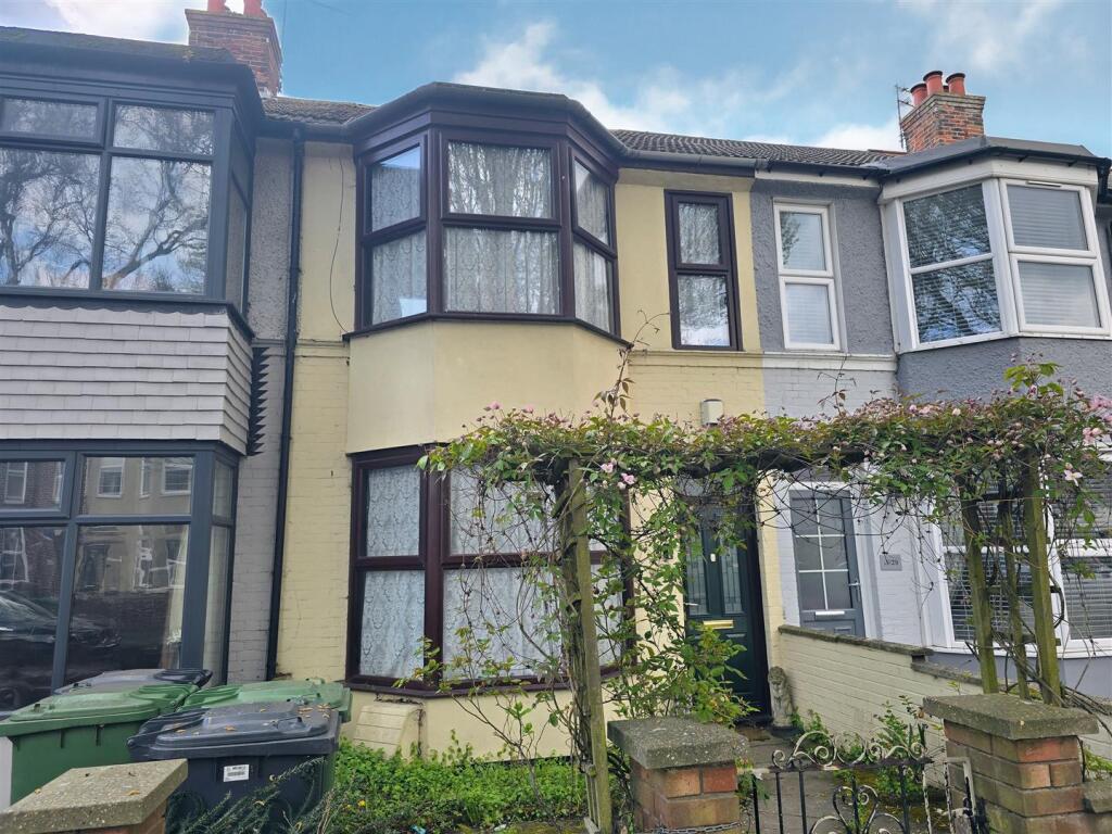 3-bed terraced on Avondale Road, Gorleston, £200,000