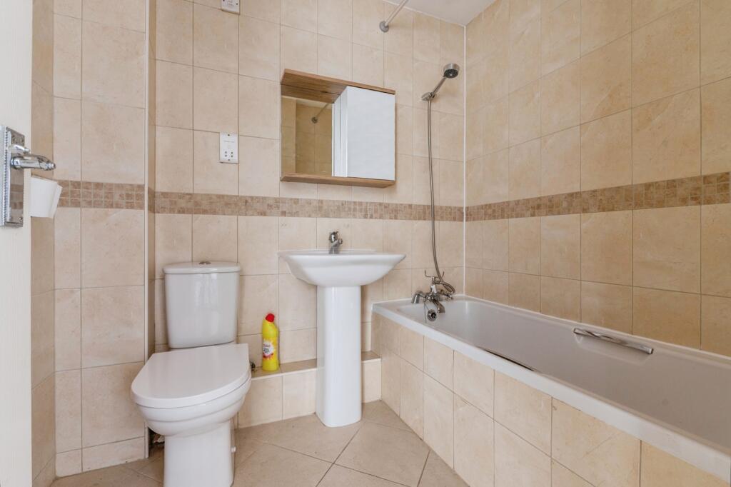 Apartment in Romford - View 5