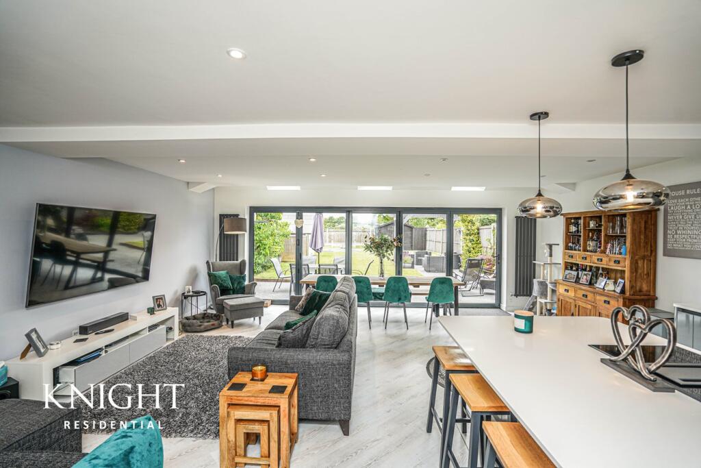 Chase Road West, Great Bromley, Colchester, CO7 photo 4