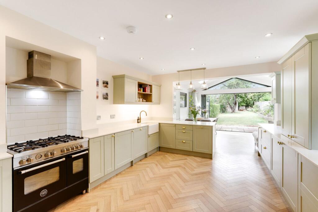 House in Gedling, Nottinghamshire - More