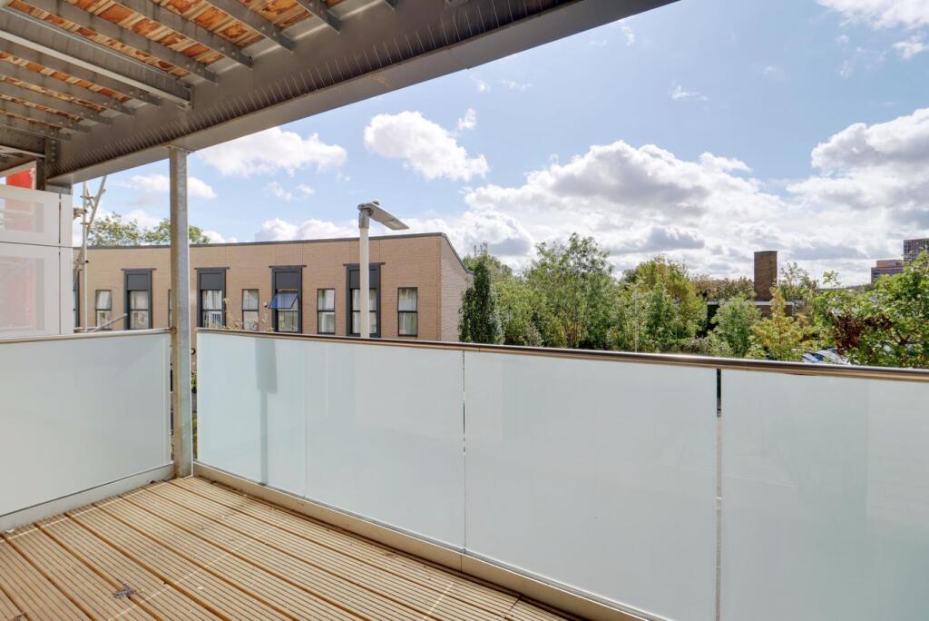 Apartment in London, Orchard Village, South Hornchurch - More
