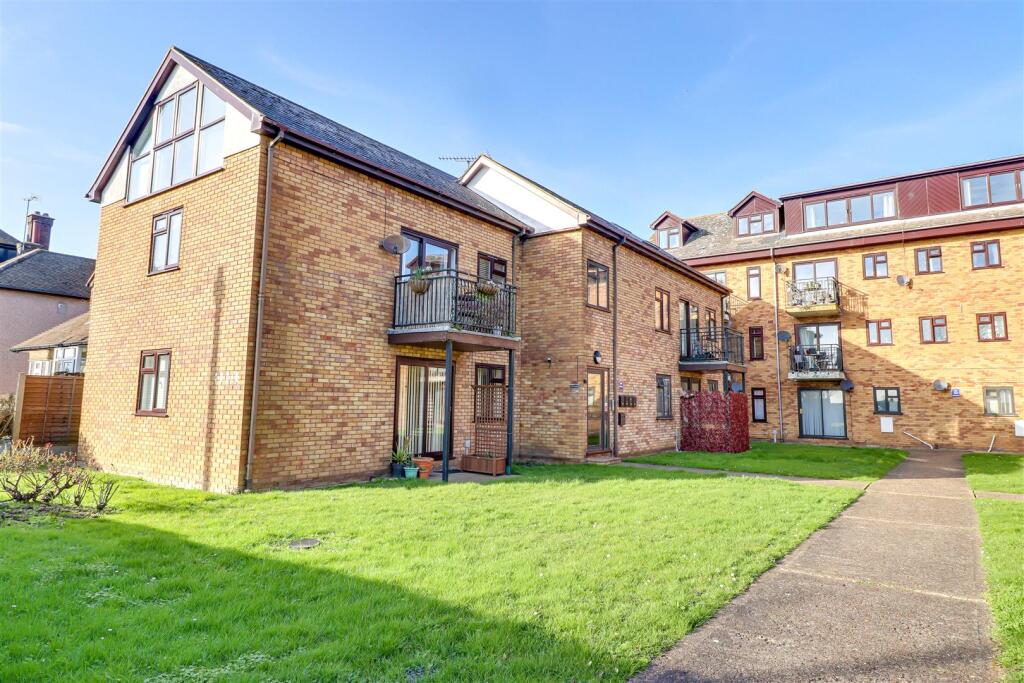 2-bed flat on London Road, Hadleigh, Benfleet, £260,000
