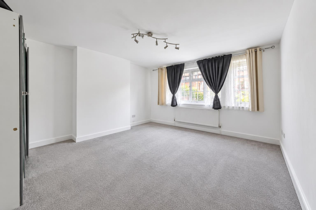 Apartment in Epsom and Ewell, Cuddington, Stoneleigh - View 3