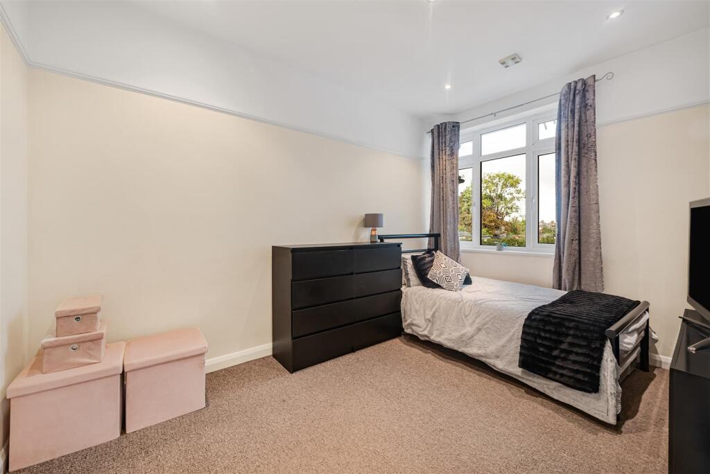 Apartment in Sutton - More