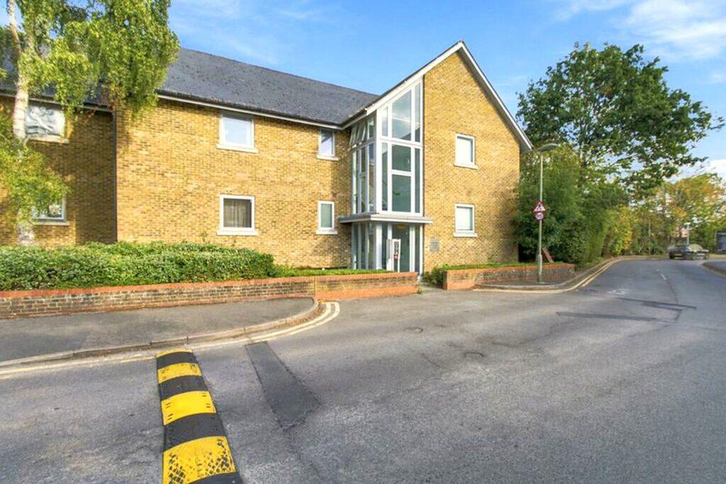 Main image of property: Flat 7, Osborne House, 32 Molesey Road, Hersham Walton-on-Thames KT12 4RL