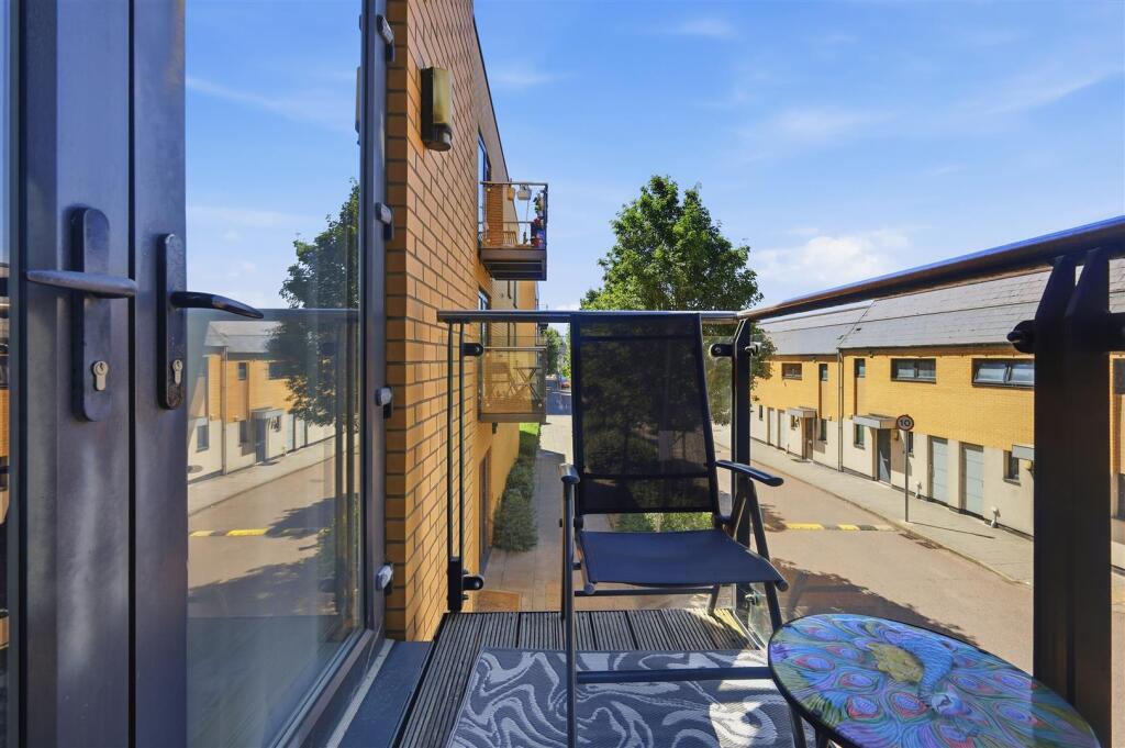 Apartment in London, Enfield Lock - View 4
