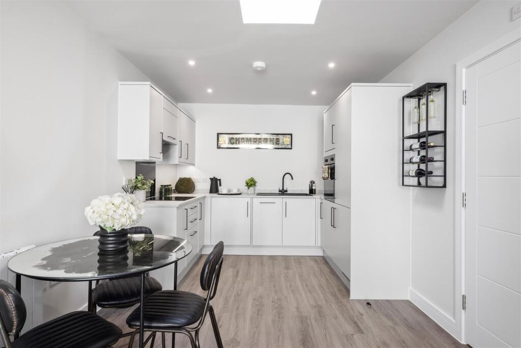 Apartment in Gloucester - View 4