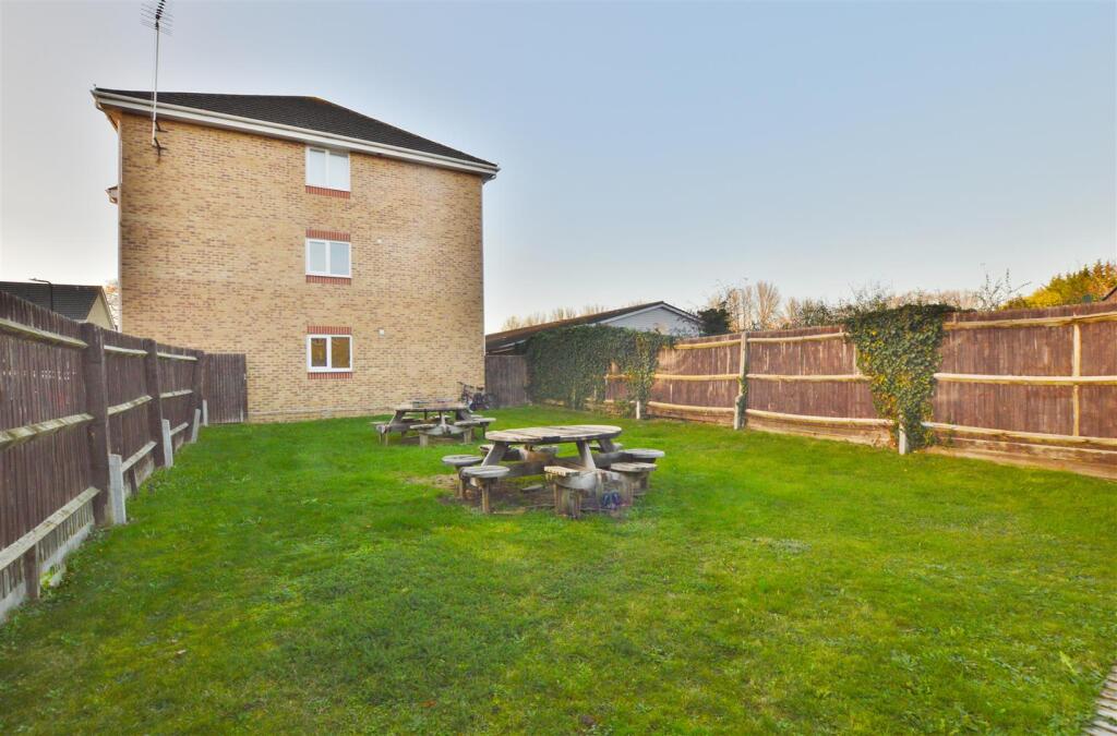 Apartment in Slough - View 3