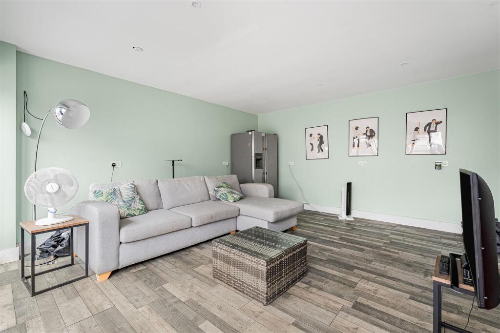 House in Slough - View 5