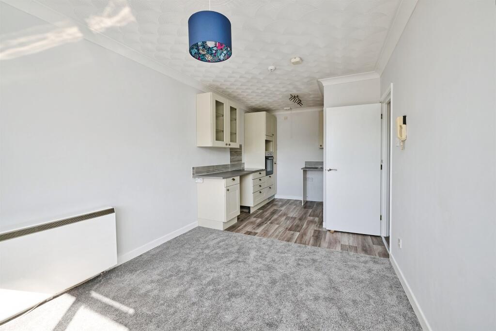 Apartment in Peterborough, Orton Longueville - View 2
