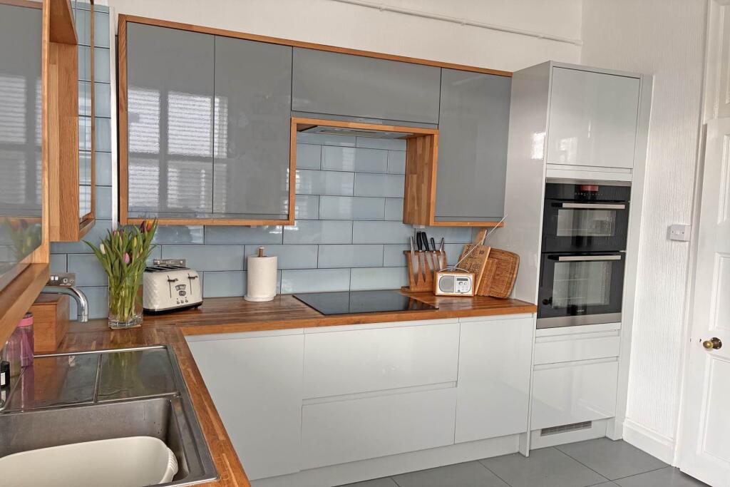 Apartment in Eastbourne, Holywell - View 5