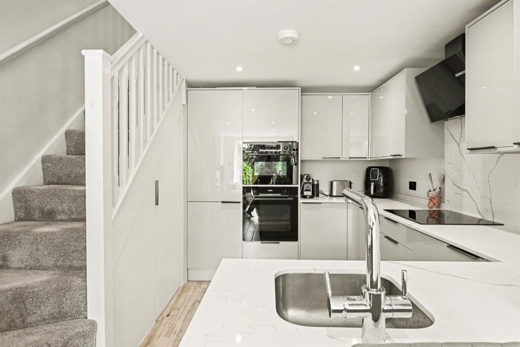 House in Dacorum, Berkhamsted - More