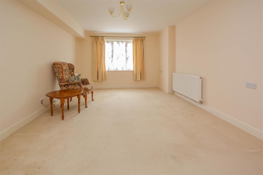 Apartment in Brentwood, Warley - View 2