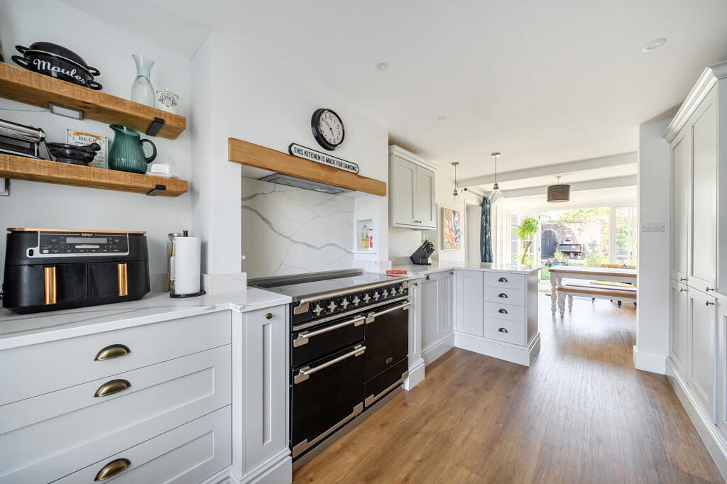 High Street, Merstham, RH1 - View 2