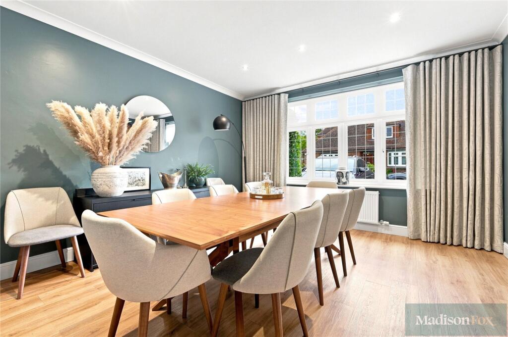 House in Epping Forest, Chigwell - More