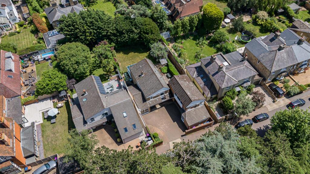 5-bed detached on Duncombe Road, Bengeo, £1,100,000