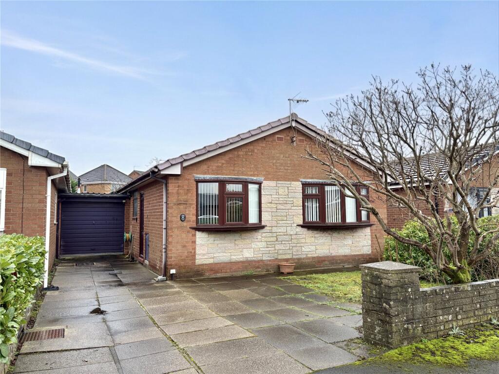 3-bed detached on Kirklee Avenue, Chadderton, Oldham, Greater Manchester, OL9, £300,000
