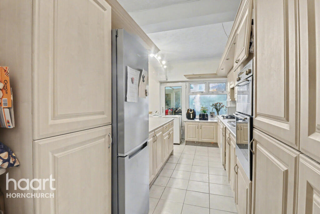 Crystal Avenue, Hornchurch photo 4