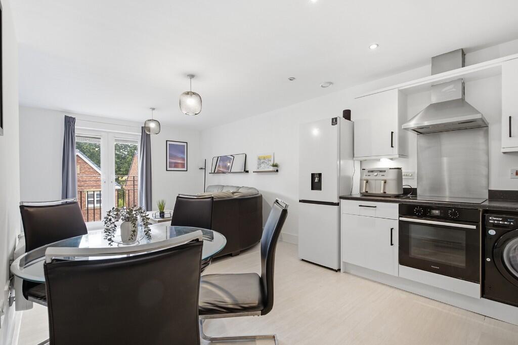 Apartment in Wakefield, Pinders Heath - More
