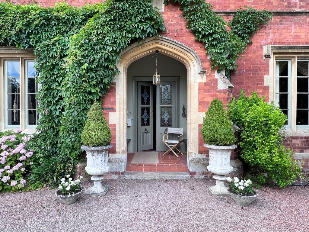 House in Pembridge, Herefordshire - View 2