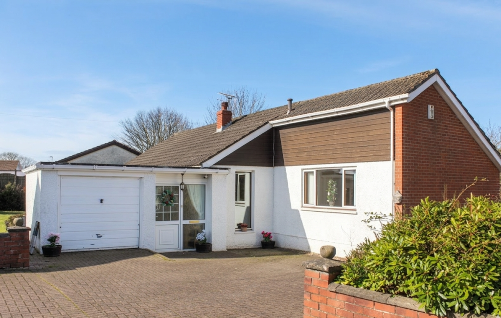 Main image of property: 32 Whyte Avenue, Irvine KA12 0EG