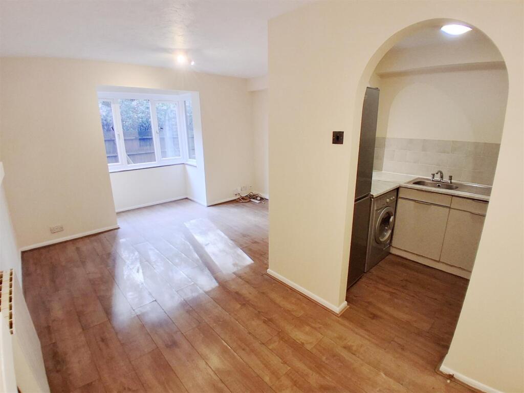 Apartment in Southall - View 4