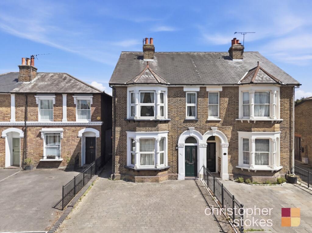 2-bed flat on Crossbrook Street, Cheshunt, Hertfordshire, EN8 8JY, £315,000
