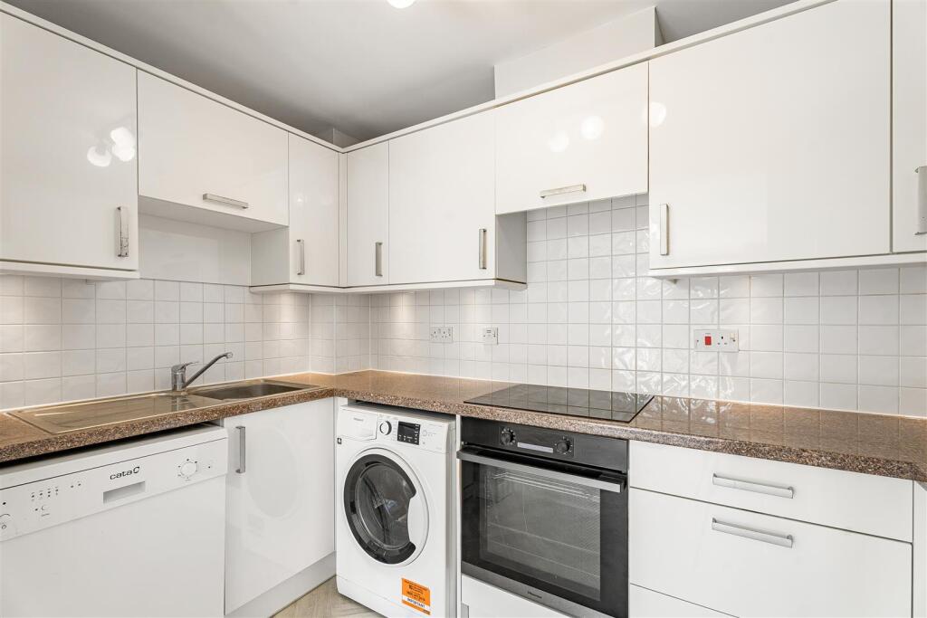 Apartment in Kingston upon Thames - View 4